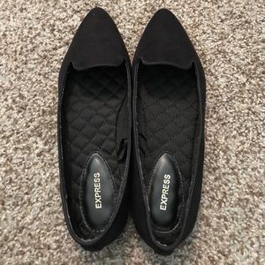 Black pointed toe with a little heel.